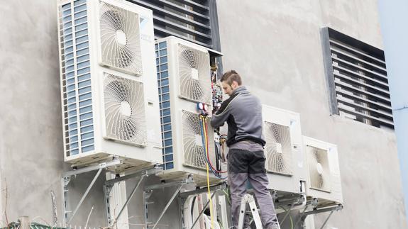 Oficial de primera realizando una instalación en Asturias 